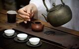 谁说中国人喝茶就一定很传统，这届年轻人不同意.